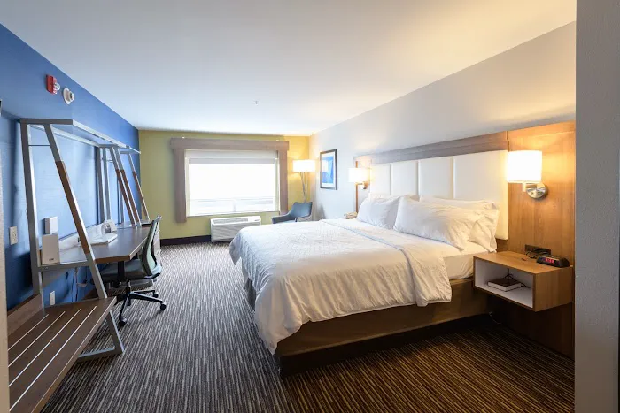 Holiday Inn Express & Suites Jamestown by IHG 4