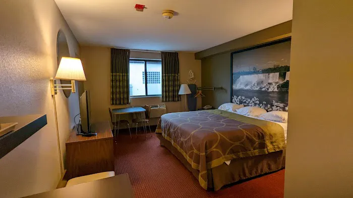 Super 8 by Wyndham Niagara Falls NY 4