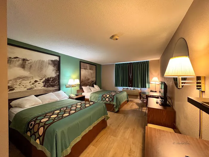 Super 8 by Wyndham Niagara Falls NY 4
