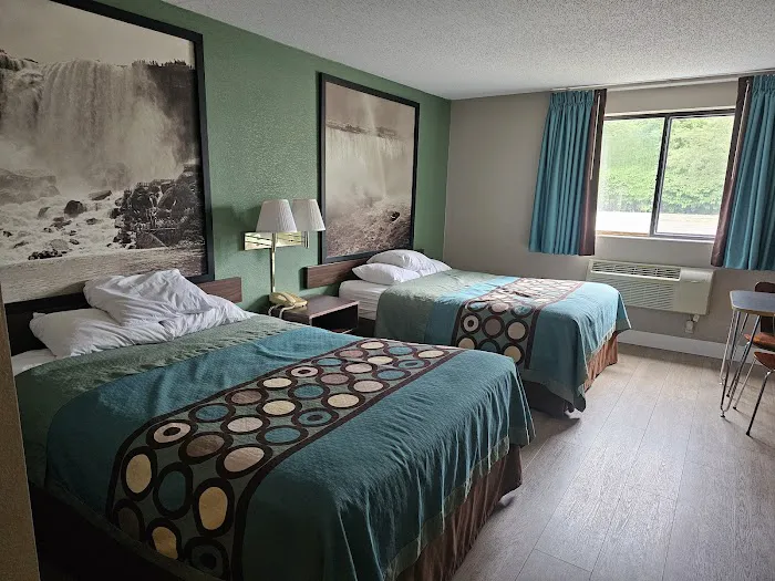 Super 8 by Wyndham Niagara Falls NY 4