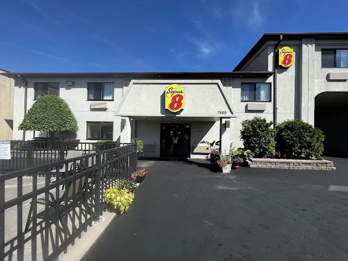 Super 8 by Wyndham Niagara Falls NY 4
