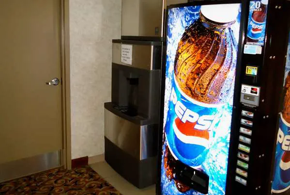 Super 8 by Wyndham Niagara Falls NY 4