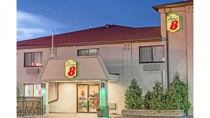 Super 8 by Wyndham Niagara Falls NY 4