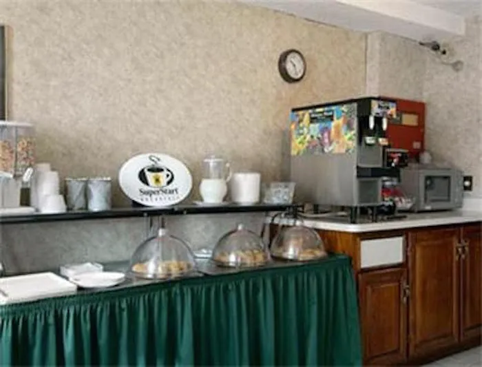 Super 8 by Wyndham Kenmore/Buffalo/Niagara Falls Area 4