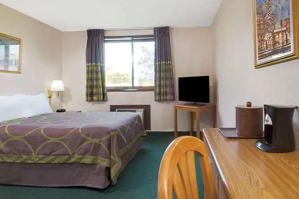 Super 8 by Wyndham Kenmore/Buffalo/Niagara Falls Area 4