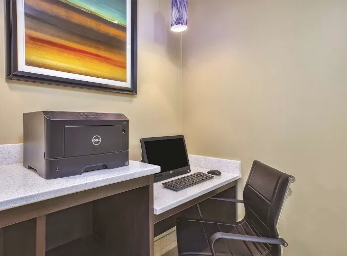 La Quinta Inn & Suites by Wyndham Niagara Falls 4