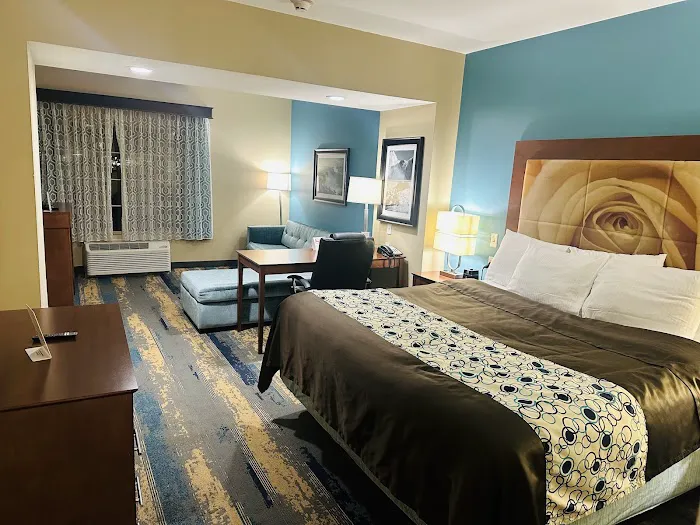 La Quinta Inn & Suites by Wyndham Niagara Falls 4