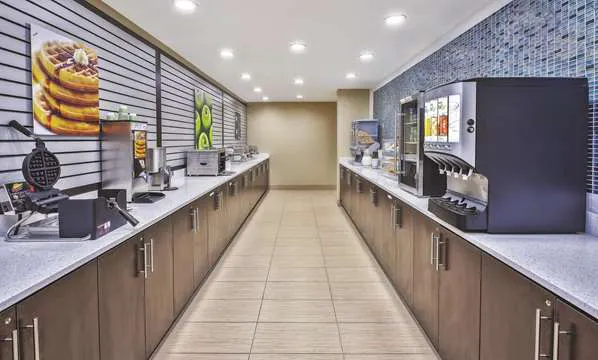 La Quinta Inn & Suites by Wyndham Niagara Falls 4