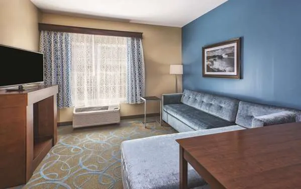 La Quinta Inn & Suites by Wyndham Niagara Falls 4