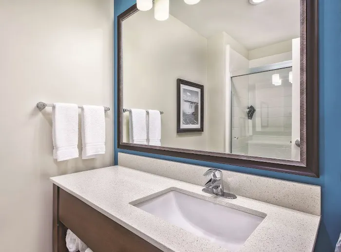 La Quinta Inn & Suites by Wyndham Niagara Falls 4