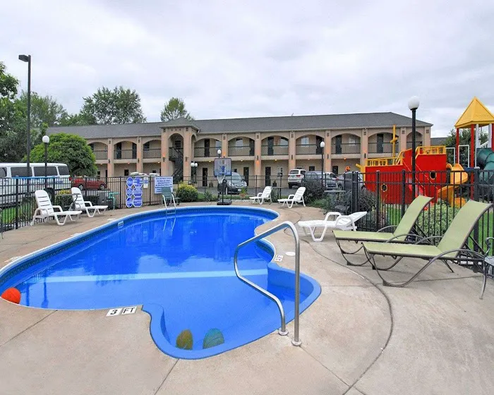 Econo Lodge at the Falls North 4