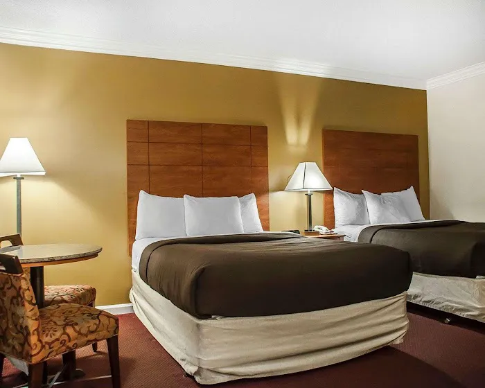 Econo Lodge at the Falls North 4