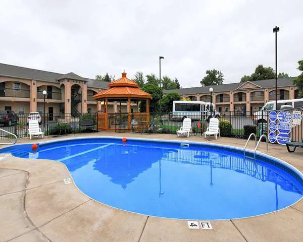 Econo Lodge at the Falls North 4
