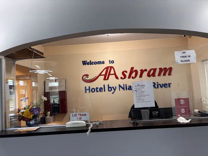 Aashram Motel by Niagara River 4
