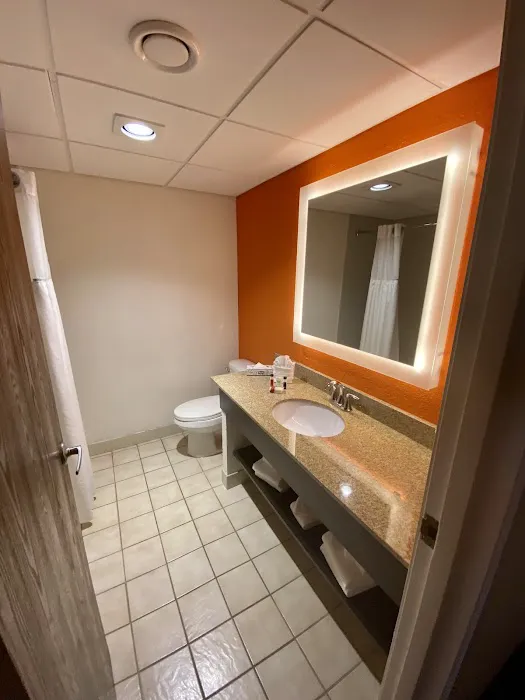 Howard Johnson Express Inn by Wyndham Portsmouth 4