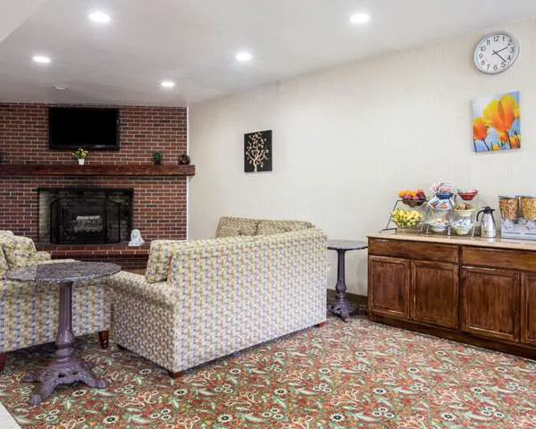 Econo Lodge Lakes Region 5