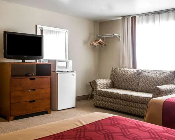 Econo Lodge Lakes Region 5