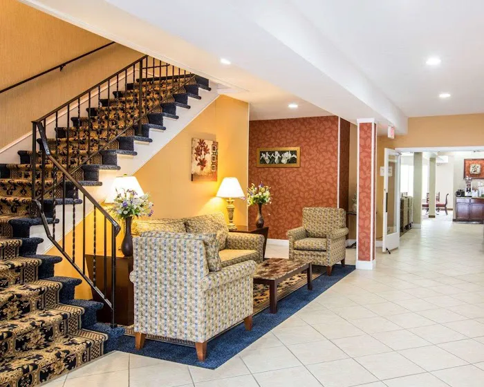 Econo Lodge Lakes Region 5
