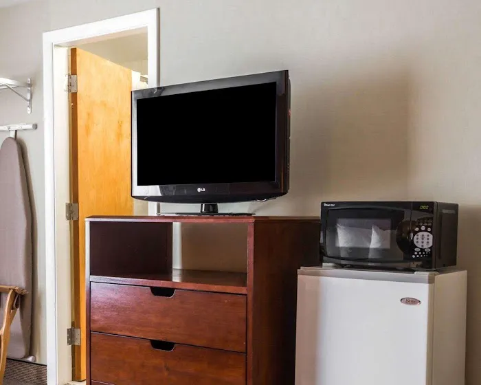 Econo Lodge Lakes Region 5