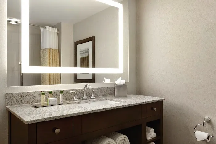 DoubleTree by Hilton Boston Bayside 5