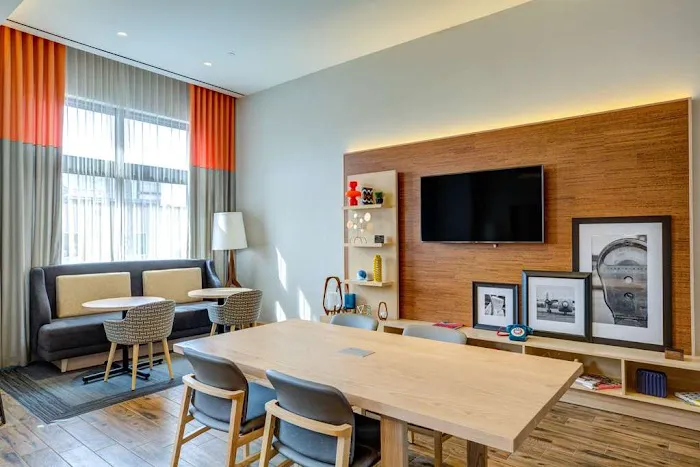 Hampton Inn and Suites Boston/Waltham 5