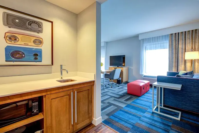 Hampton Inn and Suites Boston/Waltham 5