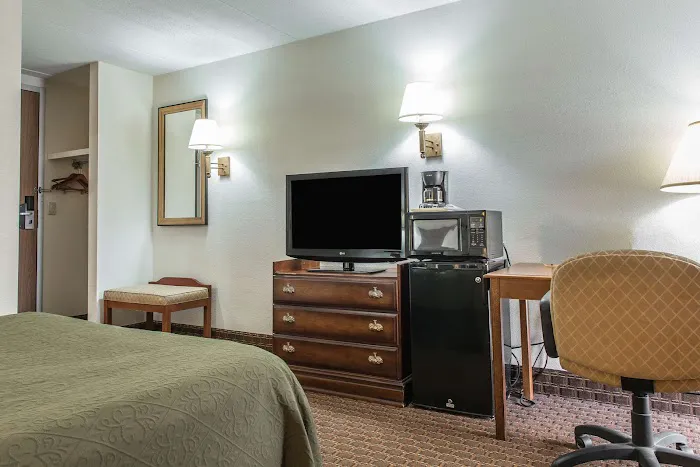 Rodeway Inn 4