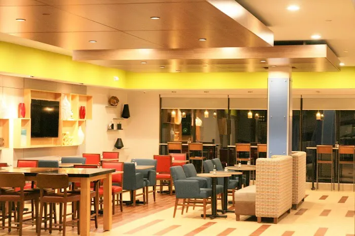 Holiday Inn Express & Suites Clarion by IHG 4