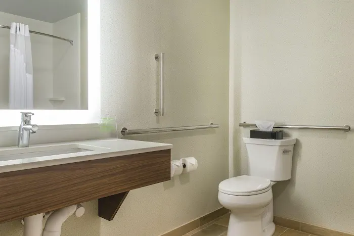Holiday Inn Express & Suites Clarion by IHG 4