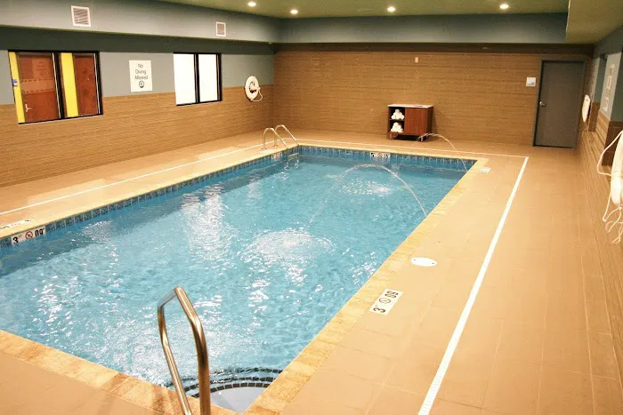 Holiday Inn Express & Suites Clarion by IHG 4