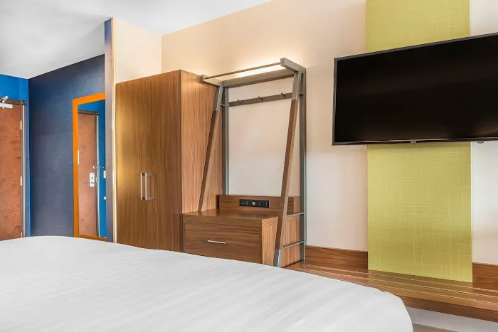 Holiday Inn Express & Suites Clarion by IHG 4