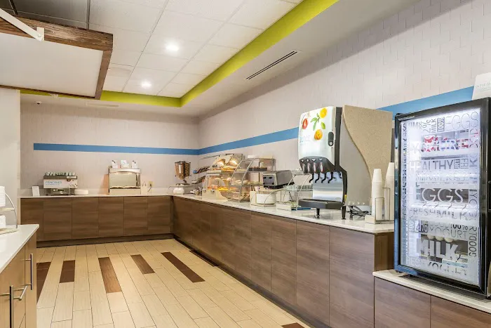 Holiday Inn Express & Suites Clarion by IHG 4