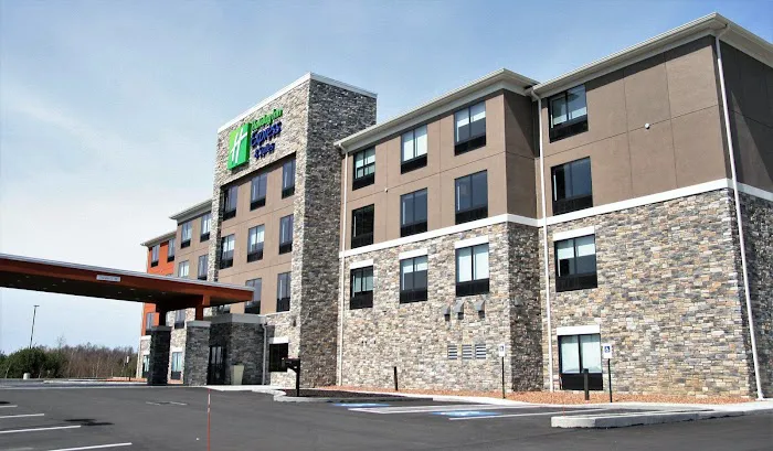 Holiday Inn Express & Suites Clarion by IHG 4