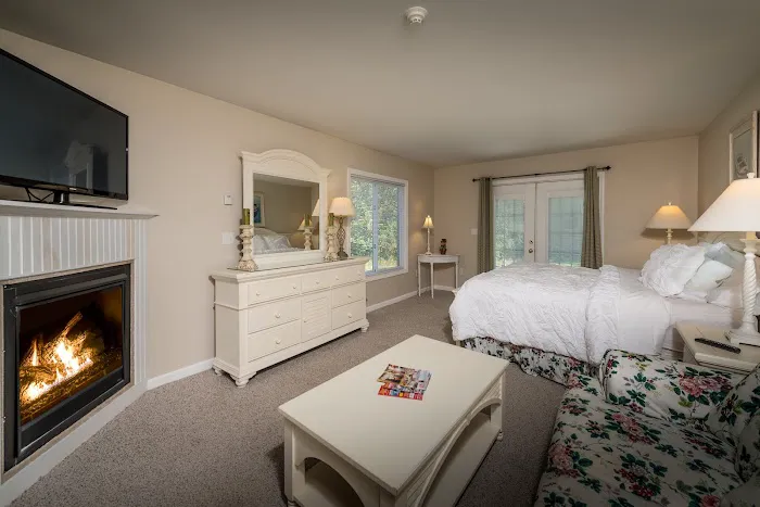 Crescent Lake Inn & Suites 5