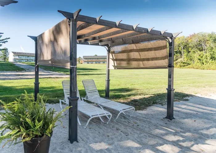 Crescent Lake Inn & Suites 5
