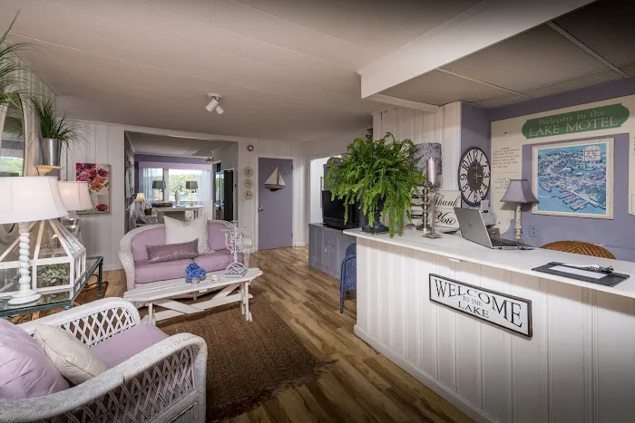 Crescent Lake Inn & Suites 5