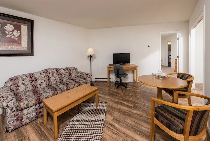 Crescent Lake Inn & Suites 5