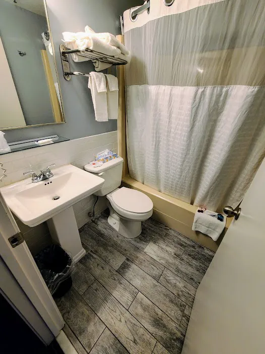 Hampton Village Inn 5