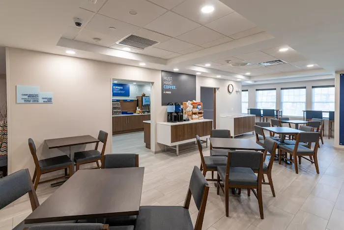 Holiday Inn Express & Suites Hampton South-Seabrook by IHG 4