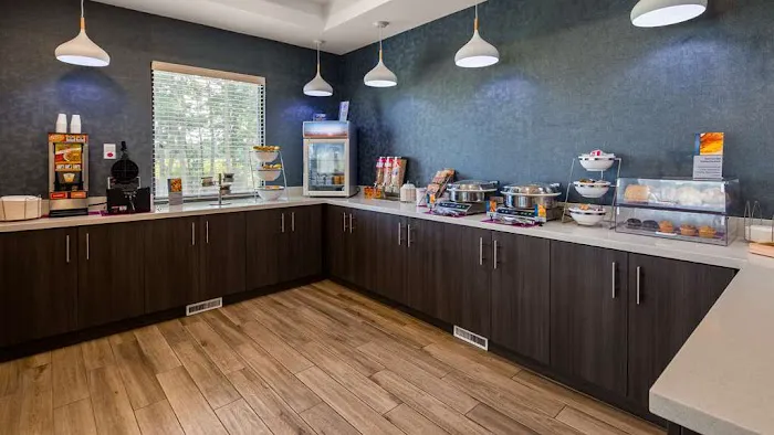 Best Western Hampshire Inn & Suites 4