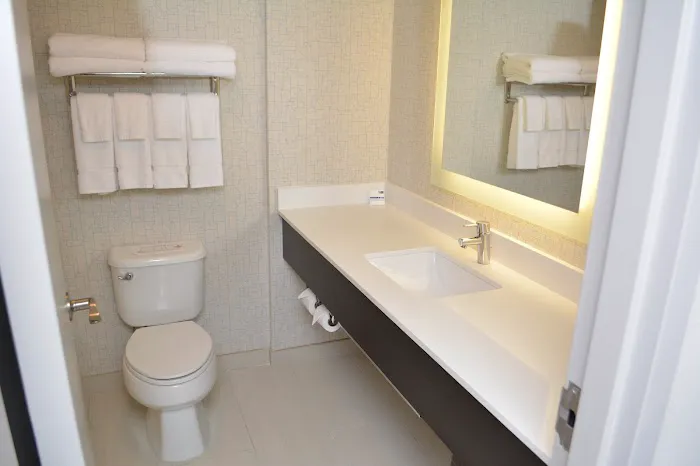 Holiday Inn Express & Suites Waterville - North by IHG 4