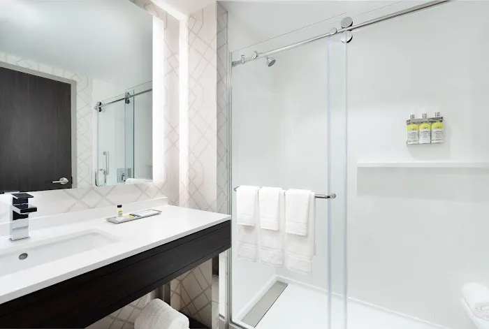 Holiday Inn Boston Logan Airport - Chelsea, an IHG Hotel 4
