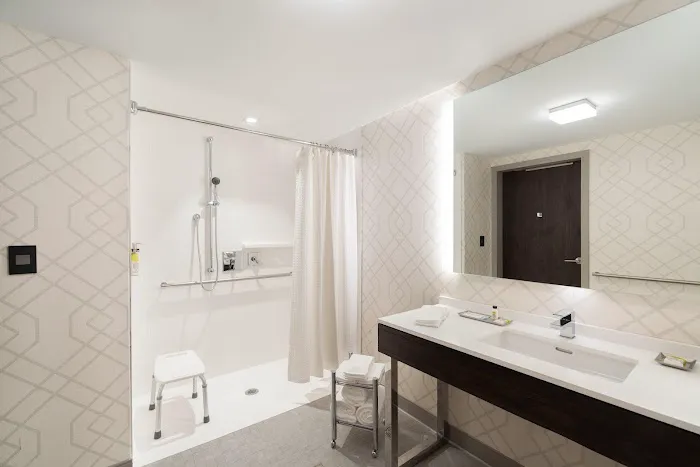 Holiday Inn Boston Logan Airport - Chelsea, an IHG Hotel 4
