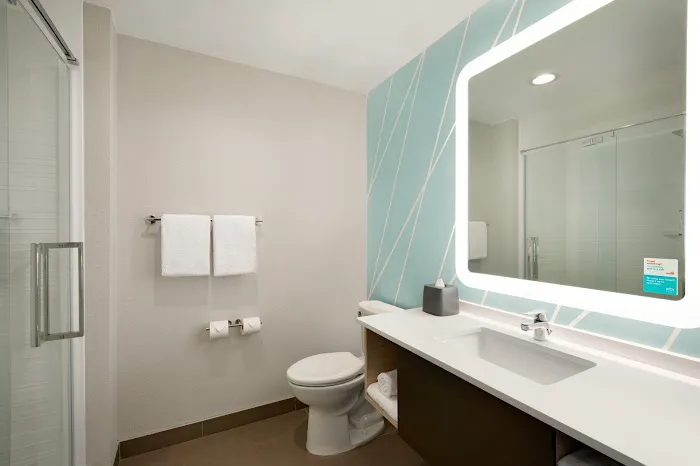 avid hotel Boston Logan Airport - Revere, an IHG Hotel 4