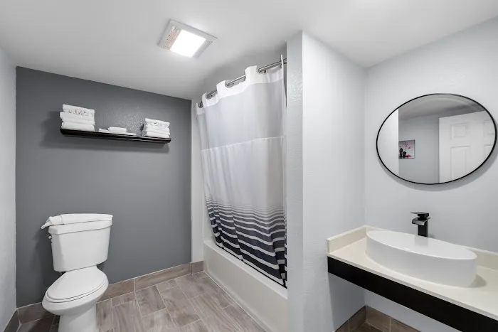 Admiralty Inn & Suites by The Red Collection 5