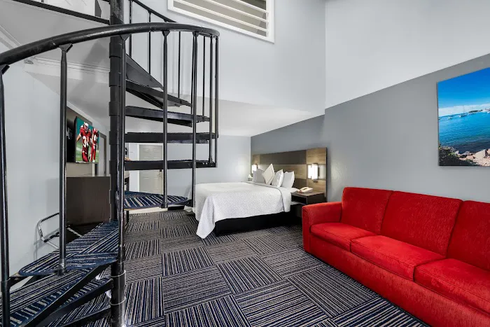 Admiralty Inn & Suites by The Red Collection 5