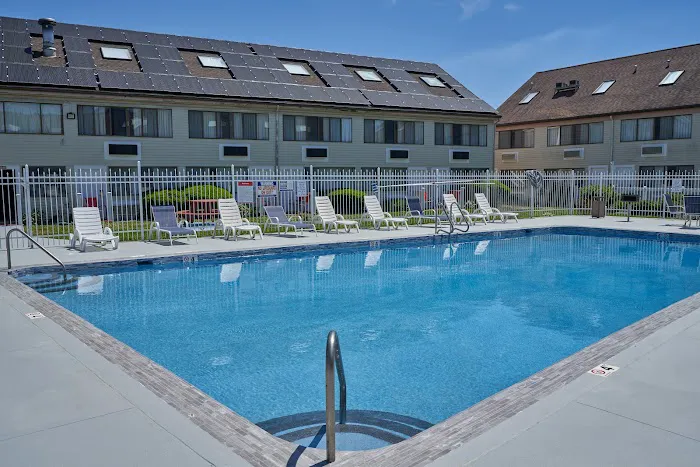 Admiralty Inn & Suites by The Red Collection 5