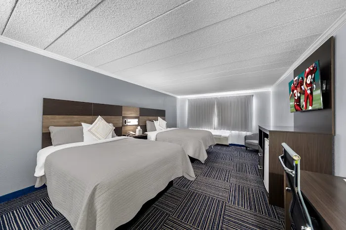 Admiralty Inn & Suites by The Red Collection 5
