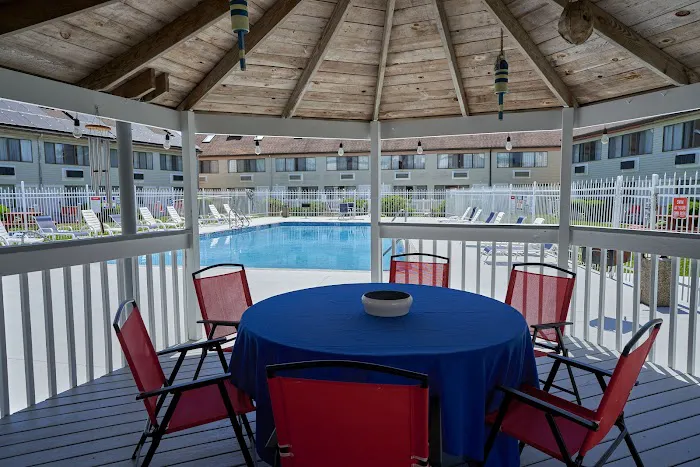 Admiralty Inn & Suites by The Red Collection 5