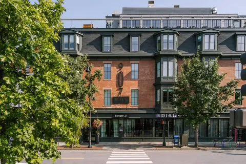 907 Main Hotel Central Square, Sonder 5